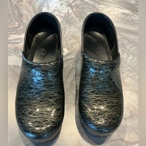 Dansko Black With Gold Scribble Pattern Patent Leather Clogs 39 (EU) 8.5-9